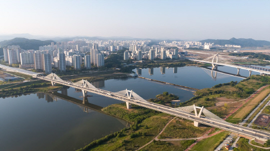 학나래교(사진 왼쪽)와 한두리대교 중간에 위치한 세종보. 세종시청 제공